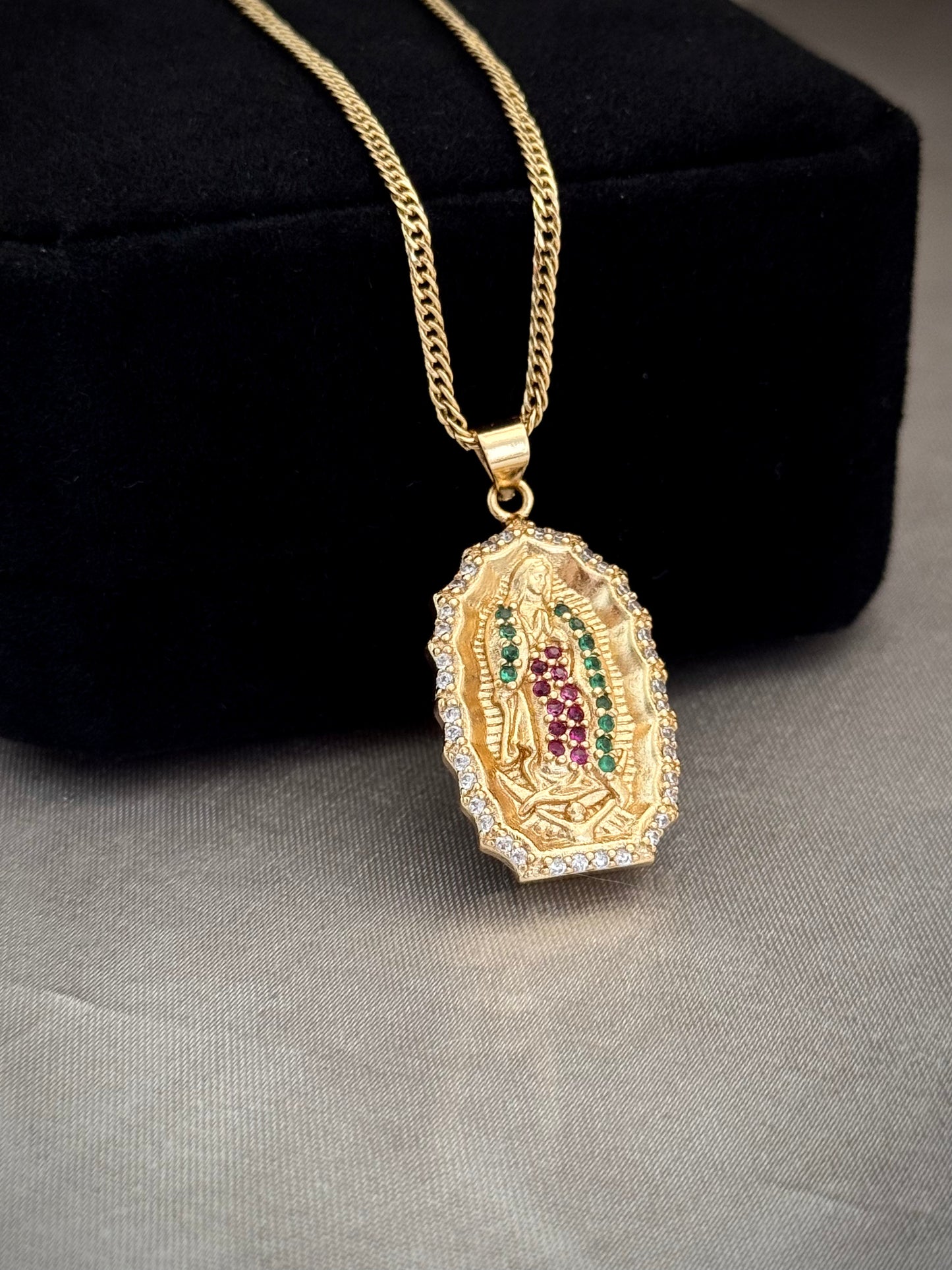 Dije Virgen de Guadalupe Borde Circon