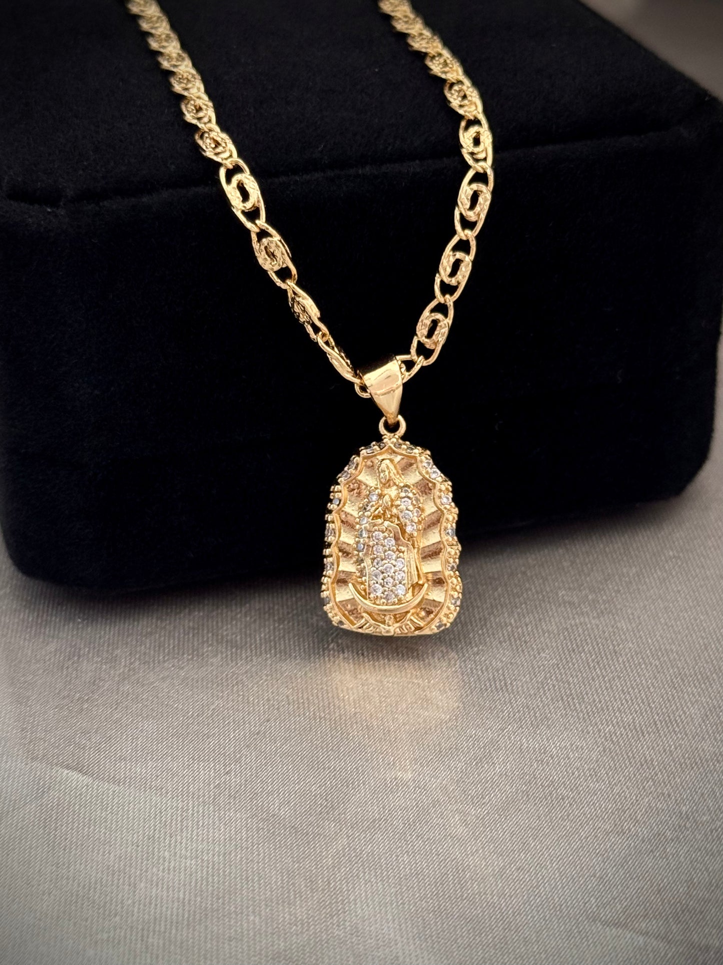Dije Guadalupana Cristal